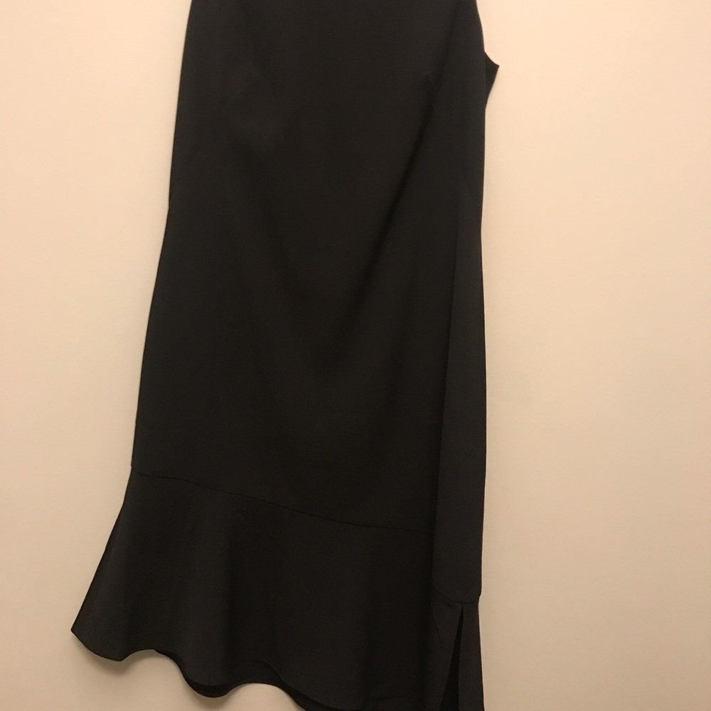Asymmetrical, scalloped hem line